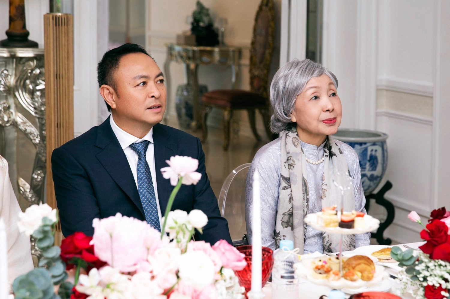 HAI MẸ CON